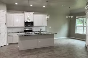 612 Sovereign Dr, Granbury, TX 76049 - Photo 2