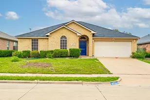 1028 Cedar Ridge Ln, Burleson, TX 76028 - Photo 2