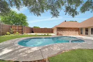 1304 Carriage Creek Dr, DeSoto, TX 75115 - Photo 2