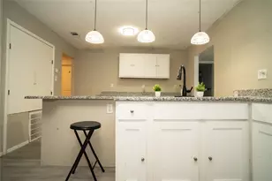 917 W Felix St, Fort Worth, TX 76115 - Photo 6