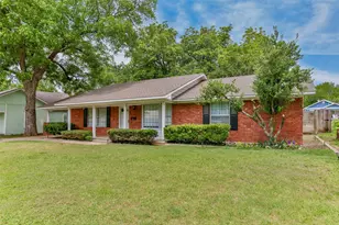 215 E Tennie St, Gainesville, TX 76240 - Photo 2