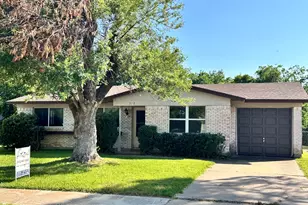 2818 Lowell Dr, Irving, TX 75062 - Photo 2