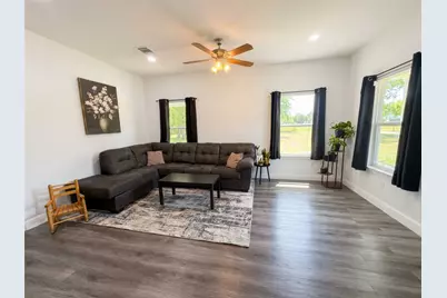 105 E 17th Avenue, Corsicana, TX 75110 - Photo 2