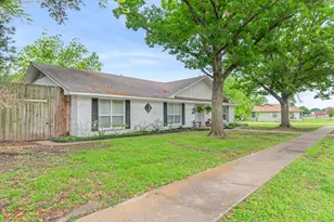 202 S Houston St, Edgewood, TX 75117 - Photo 2