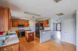 2812 N Hampton Dr, Grand Prairie, TX 75052 - Photo 6