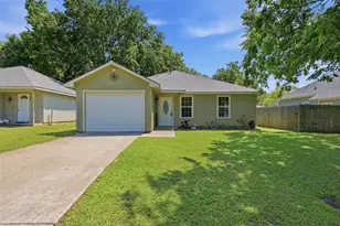 323 Texas St, Pottsboro, TX 75076 - Photo 1