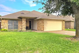 6301 Lotus Dr, Arlington, TX 76001 - Photo 2