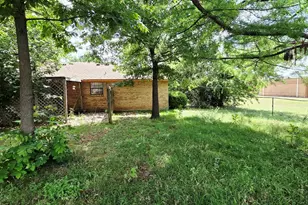 722 S Church St, Pilot Point, TX 76258 - Photo 22