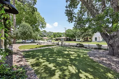 221 N Lucas Drive, Grapevine, TX 76051 - Photo 4