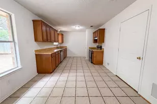 1233 Windy Meadows Dr, Burleson, TX 76028 - Photo 2
