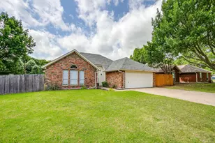 1204 Dogwood Dr, Benbrook, TX 76126 - Photo 2