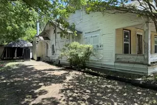 812 W 10th St, Bonham, TX 75418 - Photo 4