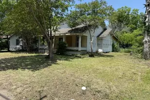 812 W 10th St, Bonham, TX 75418 - Photo 2