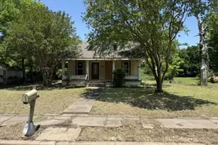 812 W 10th St, Bonham, TX 75418 - Photo 1