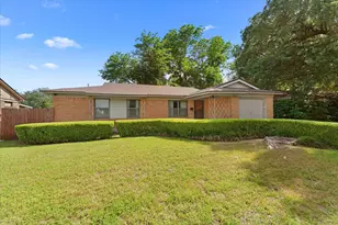 2806 Maple Dr, Garland, TX 75042 - Photo 2