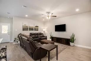 229 Dunmore Dr, Fort Worth, TX 76052 - Photo 4