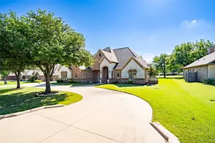 6417 Colonial Dr, Granbury, TX 76049 - Photo 2