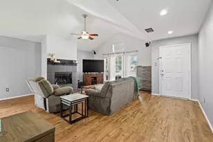 136 Goldeneye Ln, Fort Worth, TX 76120 - Photo 2