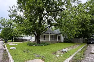 215 Heath St, Cleburne, TX 76031 - Photo 2