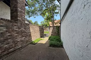 9106 Emberglow Ln, Dallas, TX 75243 - Photo 2