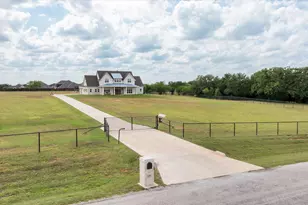 2208 Summerlin Ct, Granbury, TX 76048 - Photo 2