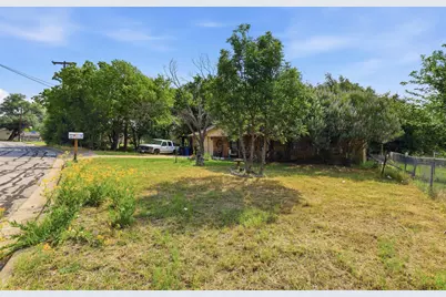 606 E Barton Street, Granbury, TX 76048 - Photo 2