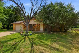 606 E Barton St, Granbury, TX 76048 - Photo 2
