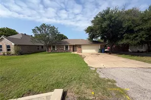 305 Lois St, Roanoke, TX 76262 - Photo 2