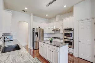 9718 Wolf Creek Dr, Irving, TX 75063 - Photo 14