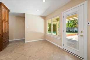 815 Vail Dr, Arlington, TX 76012 - Photo 8