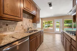 815 Vail Dr, Arlington, TX 76012 - Photo 12
