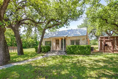 606 E Moore Street, Granbury, TX 76048 - Photo 2