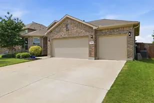 528 Pendennis Dr, Saginaw, TX 76131 - Photo 2