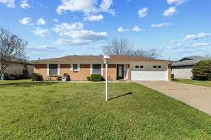 1118 Cozby St E, Benbrook, TX 76126 - Photo 4