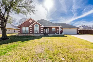 1466 Oakwood Dr, Stephenville, TX 76401 - Photo 2