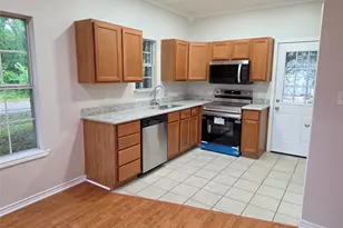 307 Barnes St, Fairfield, TX 75840 - Photo 4