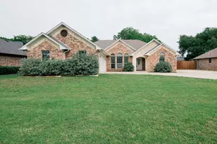706 W Sherman Dr, Aubrey, TX 76227 - Photo 4