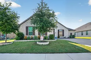 3667 Hidden Holw Dr, Grand Prairie, TX 76065 - Photo 2