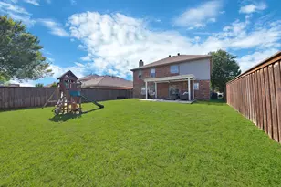 2827 Grandview Dr, Grand Prairie, TX 75052 - Photo 2