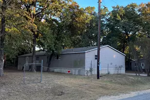 136 Coahoma St, Mabank, TX 75156 - Photo 2