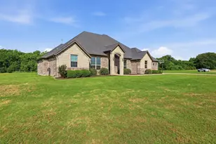 1101 W Iberian Ct, Granbury, TX 76048 - Photo 4