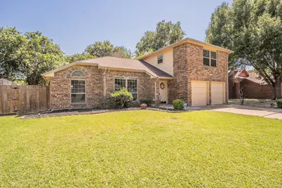 829 Brentwood Drive, Grand Prairie, TX 75052 - Photo 2