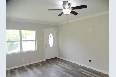 202 E Cober Drive, Grand Prairie, TX 75051 - Photo 2