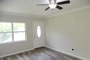 202 E Cober Dr, Grand Prairie, TX 75051 - Photo 2
