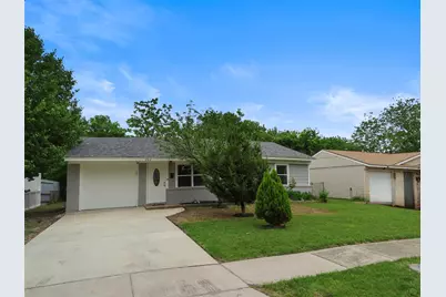202 E Cober Drive, Grand Prairie, TX 75051 - Photo 1