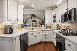 703 N Avalon Ct, Granbury, TX 76048 - Photo 10