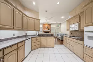 2732 Crystal Glenn Cir, Hurst, TX 76054 - Photo 18
