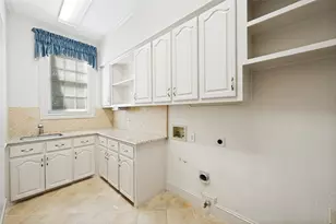 10445 Strait Ln, Dallas, TX 75229 - Photo 18