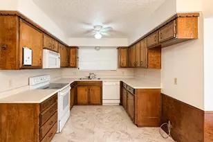 712 Pecan St, Burleson, TX 76028 - Photo 10