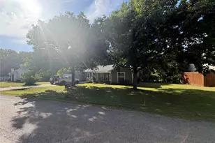 203 E Dallas St, Hutchins, TX 75141 - Photo 2